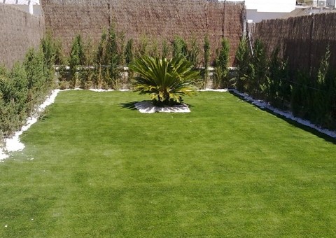 Proyecto Verde Garden Life jardín con césped artificial